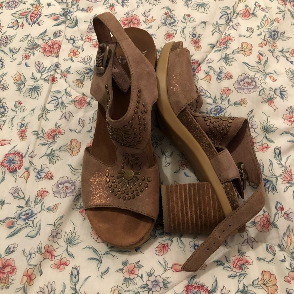 very comfy dansko shoes!! 💞